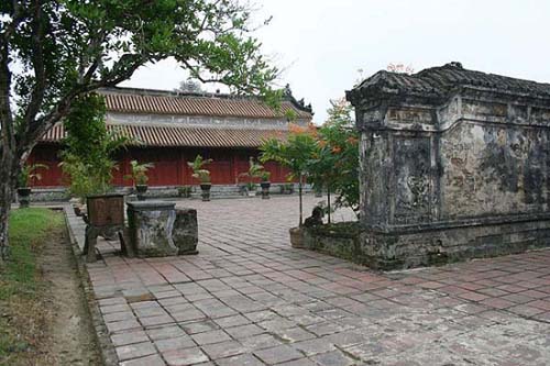 Ngoài là nơi an nghỉ của 3 vị vua, lăng còn có hơn 39 tẩm mộ ông hoàng bà chúa cùng 121 ngôi mộ đất của những người thuộc Ðệ Tứ Chánh phái Nguyễn Phước tộc (hệ phái của vua Dục Ðức)